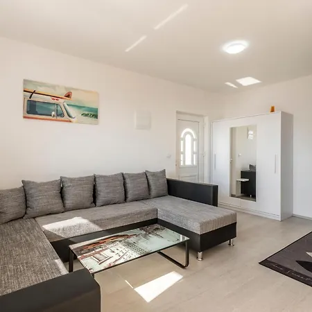 度假居 Family Friendly House With A Swimming Pool Podstrana, Split - 21718 *