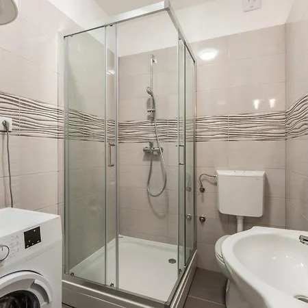 度假居 Family Friendly House With A Swimming Pool Podstrana, Split - 21718 *